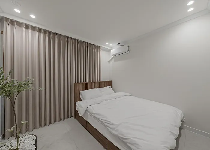 Yang Apartment *
